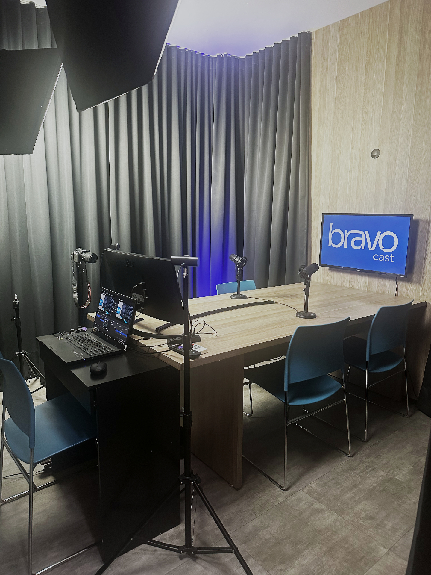 Mesa de gravação com microfones e painel bravocast
